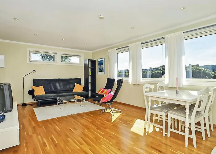 Cozy Apartment In Straumsgrend With Kitchen
